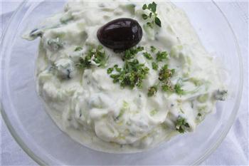 tzatziki p yoghurt gjord av icke pastriserad mjlk