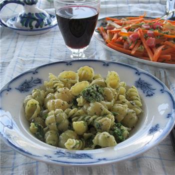 hemgjord pesto vilda blad nyttigt
